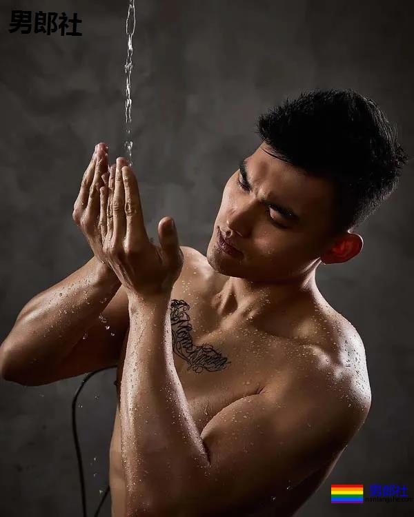 空少脱下衣服Cos搬运工！浴室湿身，我的荷尔蒙失调了！ - 51虹马