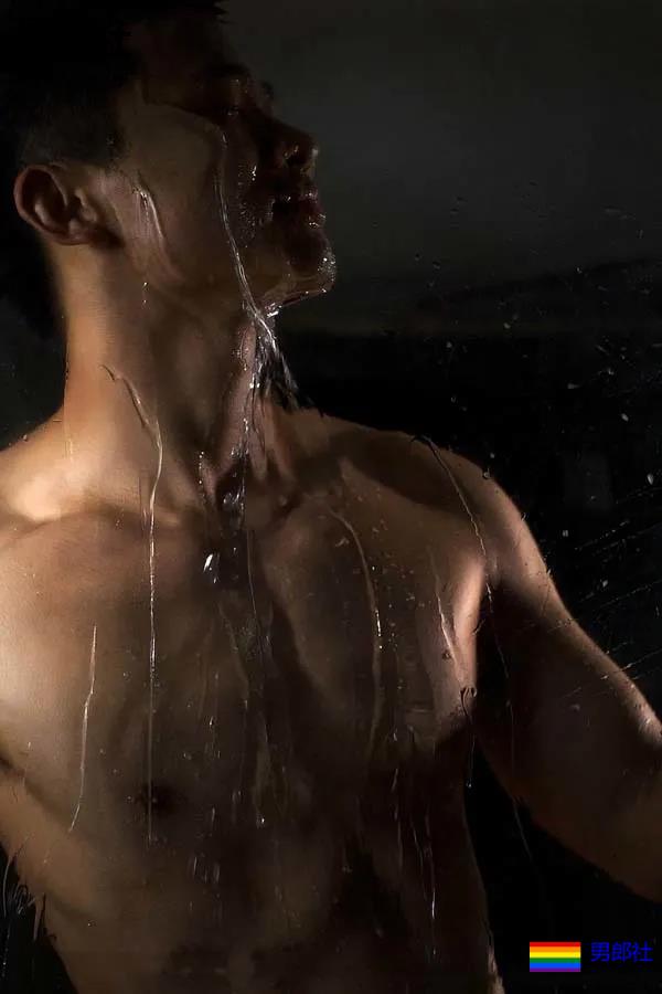 空少脱下衣服Cos搬运工！浴室湿身，我的荷尔蒙失调了！ - 51虹马