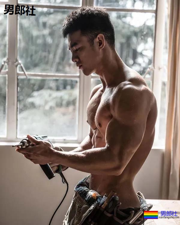 空少脱下衣服Cos搬运工！浴室湿身，我的荷尔蒙失调了！ - 51虹马