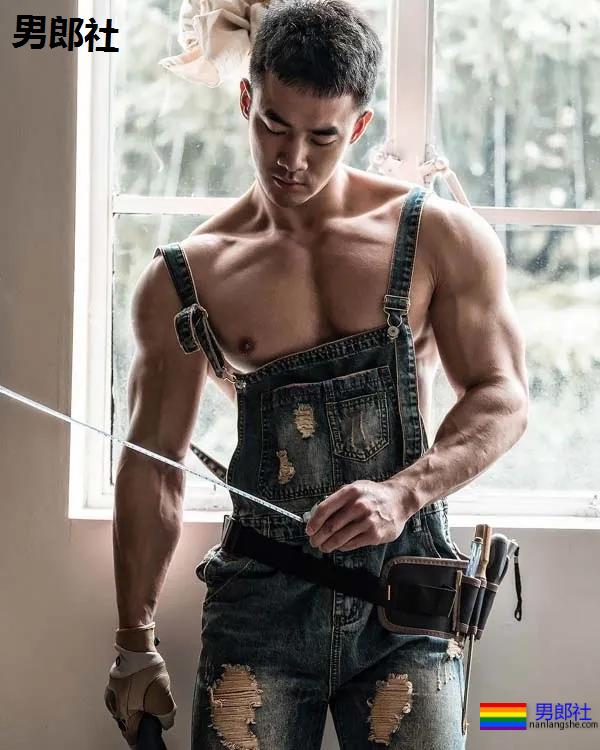 空少脱下衣服Cos搬运工！浴室湿身，我的荷尔蒙失调了！ - 51虹马