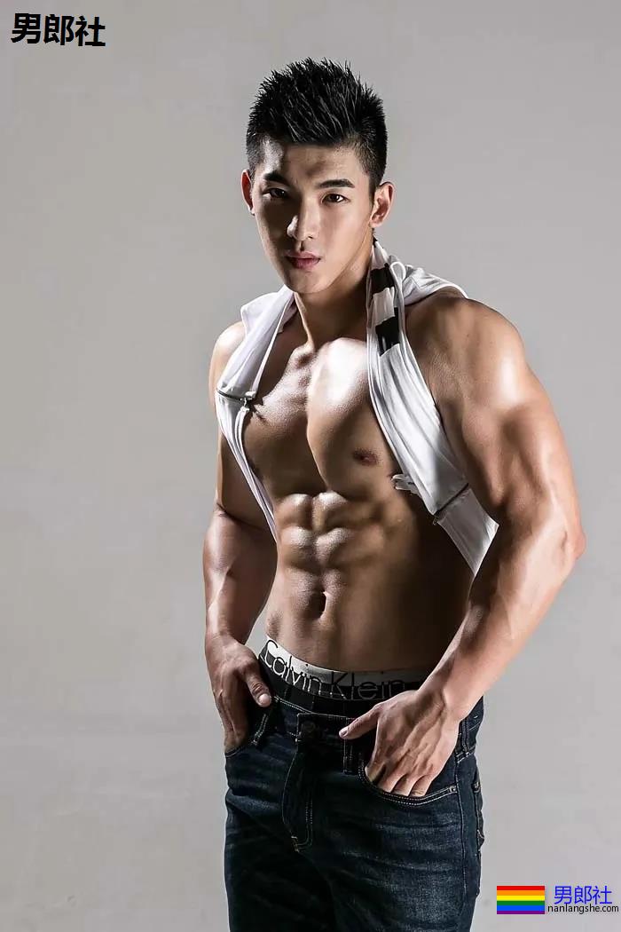 空少脱下衣服Cos搬运工！浴室湿身，我的荷尔蒙失调了！ - 51虹马