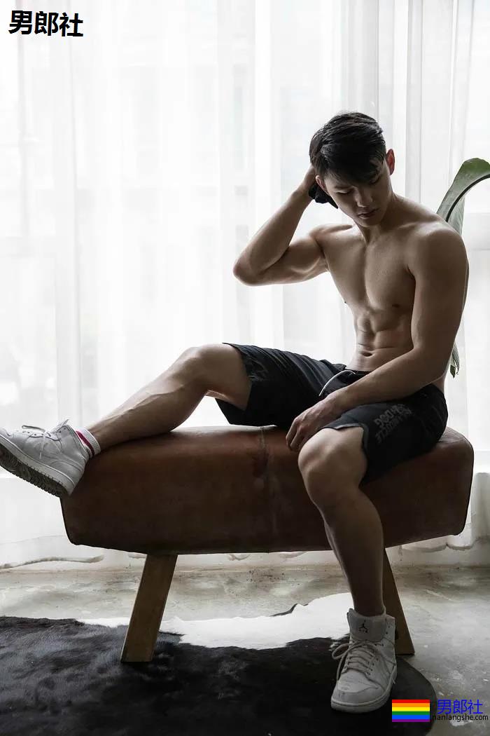 空少脱下衣服Cos搬运工！浴室湿身，我的荷尔蒙失调了！ - 51虹马