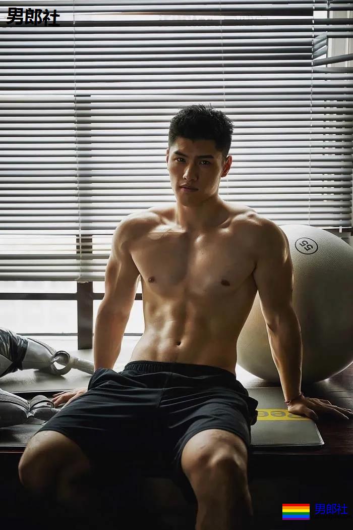 空少脱下衣服Cos搬运工！浴室湿身，我的荷尔蒙失调了！ - 51虹马