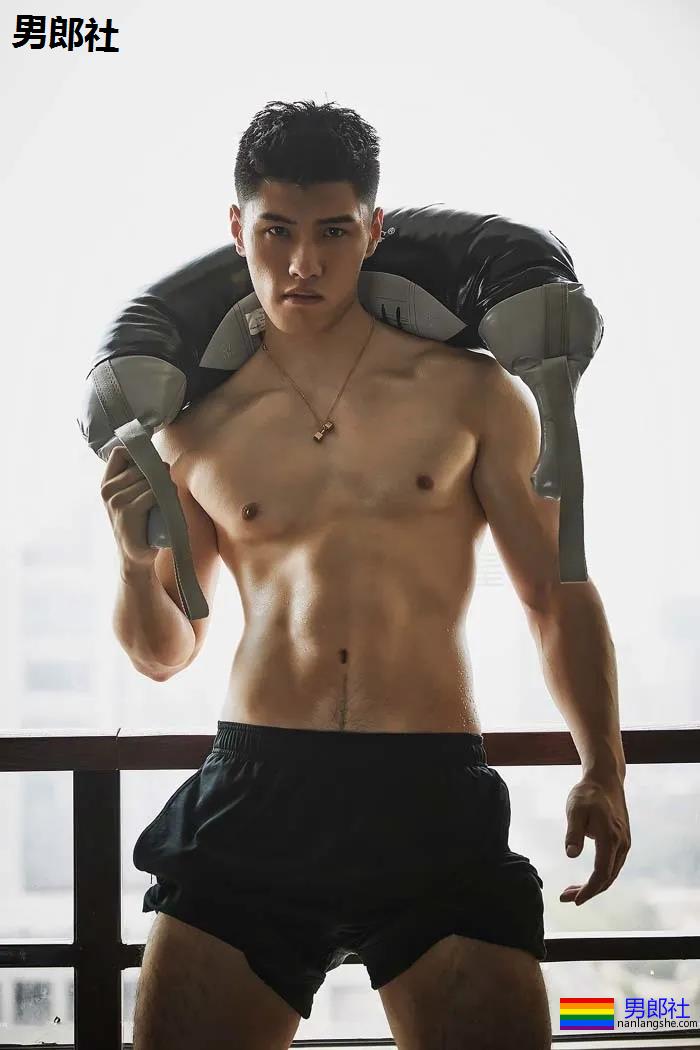 空少脱下衣服Cos搬运工！浴室湿身，我的荷尔蒙失调了！ - 51虹马