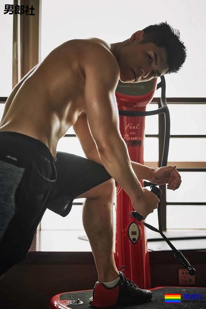 空少脱下衣服Cos搬运工！浴室湿身，我的荷尔蒙失调了！ - 51虹马