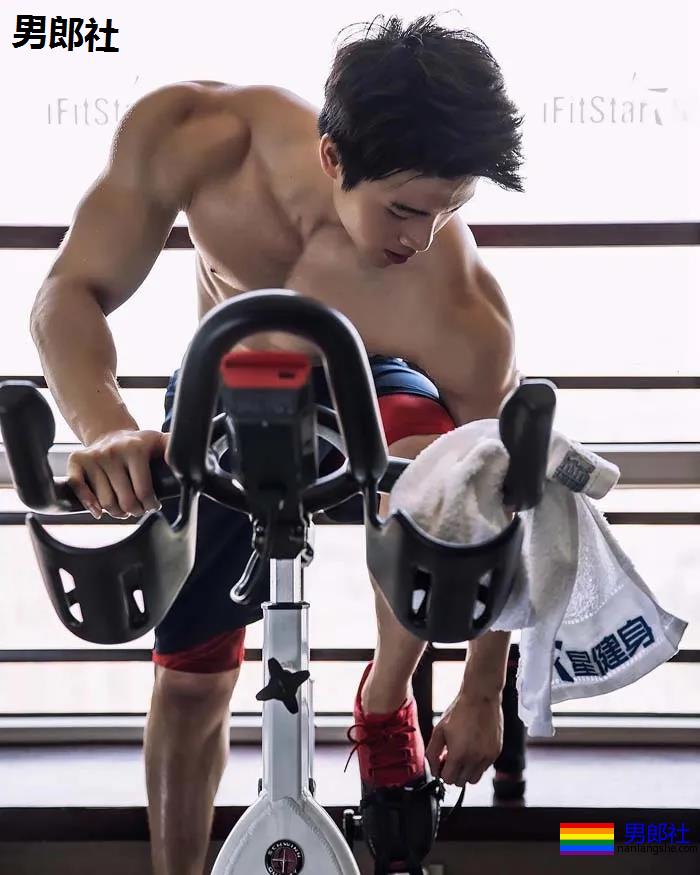 空少脱下衣服Cos搬运工！浴室湿身，我的荷尔蒙失调了！ - 51虹马