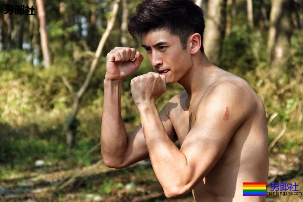 牛奶肌张云龙新剧又脱了！这位185八块腹肌长腿直男，实力更强!! - 51虹马