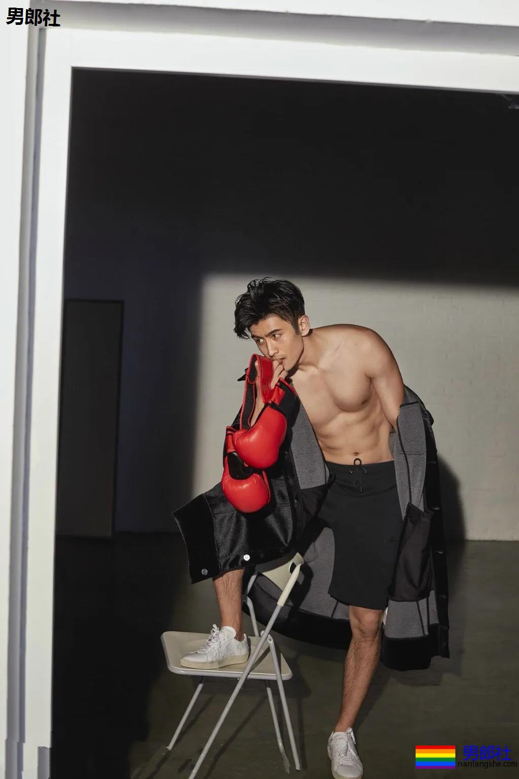 牛奶肌张云龙新剧又脱了！这位185八块腹肌长腿直男，实力更强!! - 51虹马