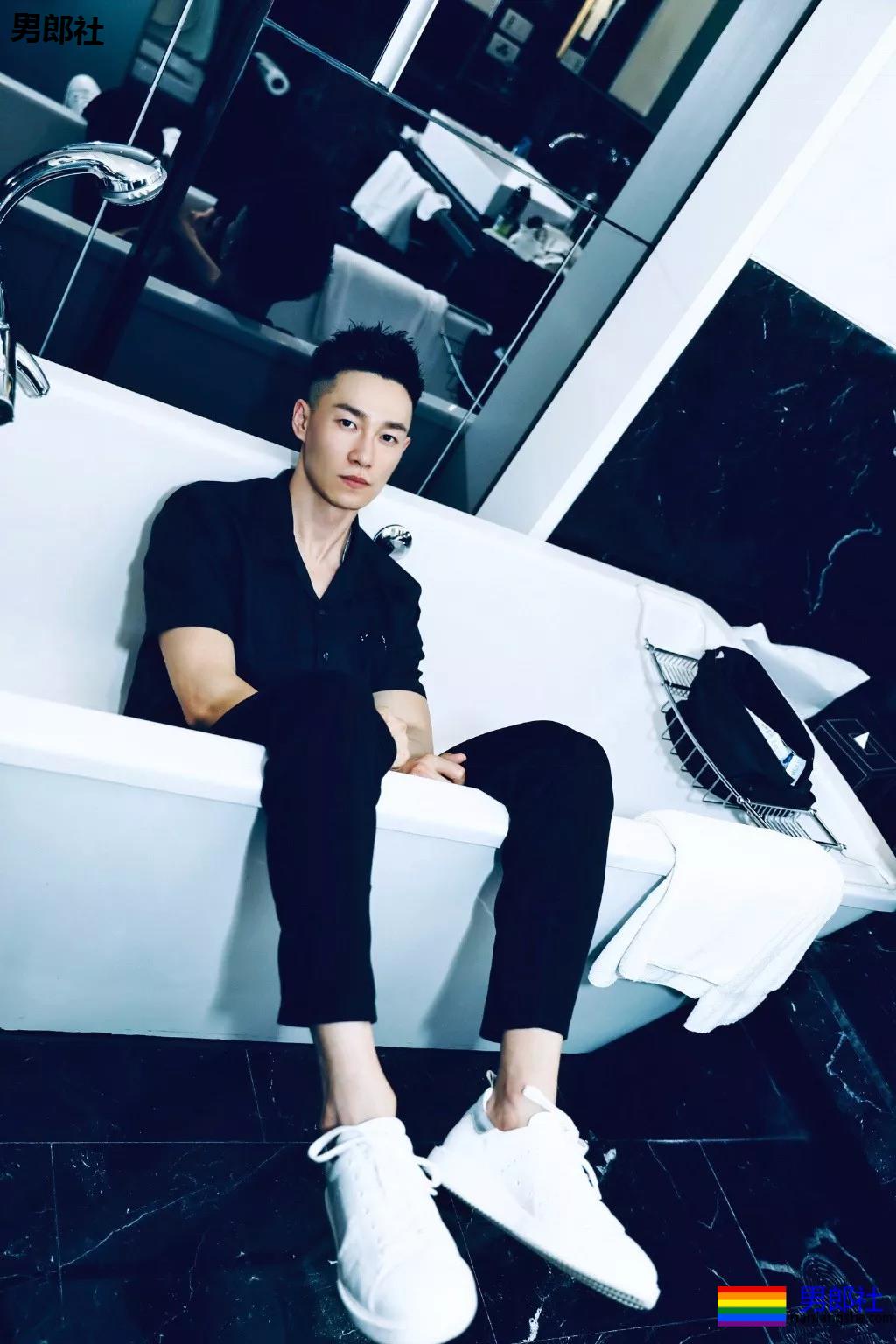 牛奶肌张云龙新剧又脱了！这位185八块腹肌长腿直男，实力更强!! - 51虹马