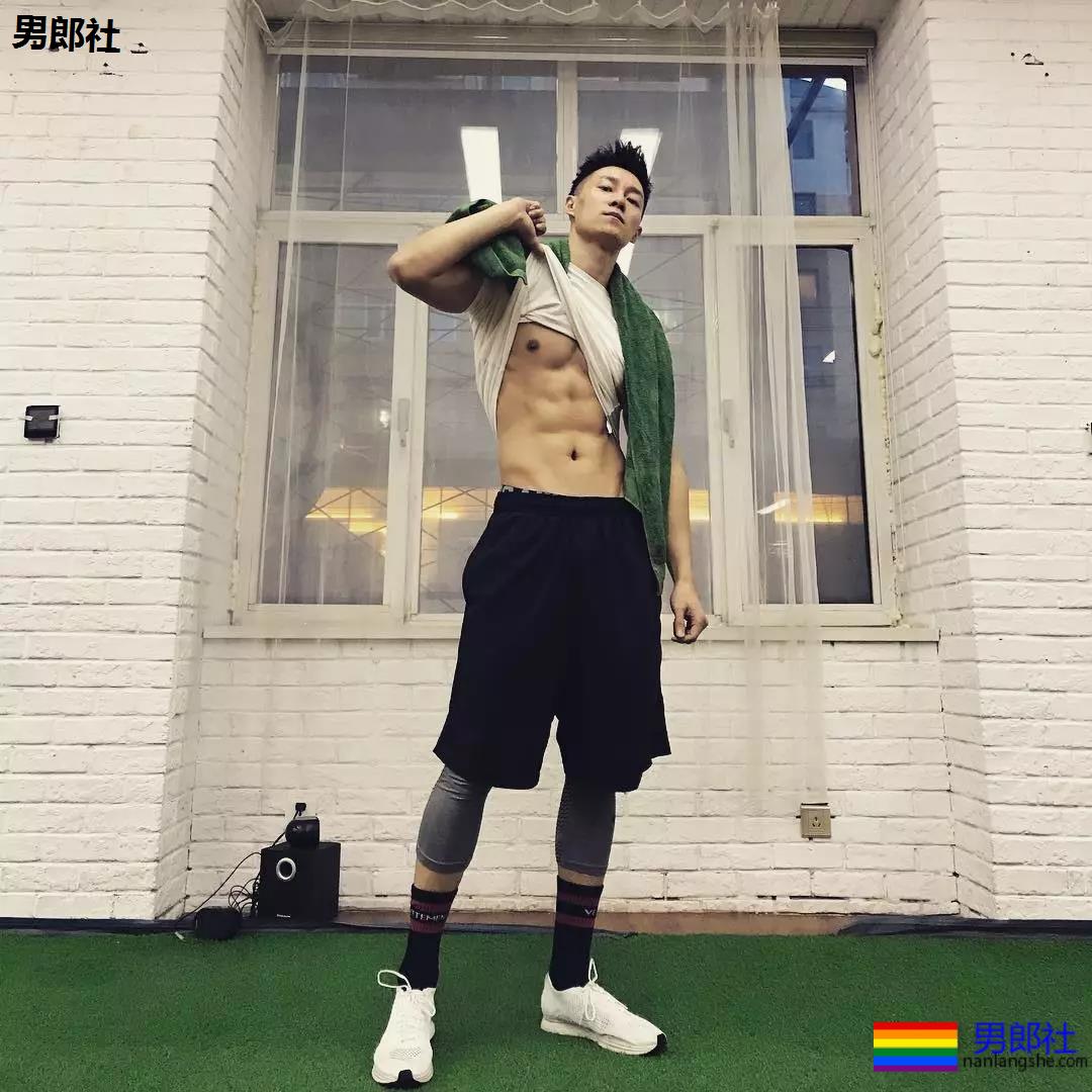 牛奶肌张云龙新剧又脱了！这位185八块腹肌长腿直男，实力更强!! - 51虹马