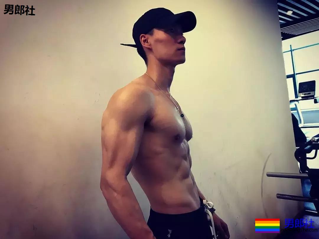 牛奶肌张云龙新剧又脱了！这位185八块腹肌长腿直男，实力更强!! - 51虹马