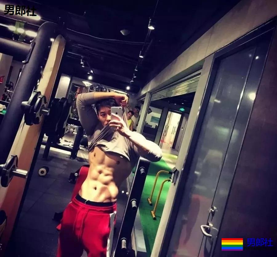 牛奶肌张云龙新剧又脱了！这位185八块腹肌长腿直男，实力更强!! - 51虹马