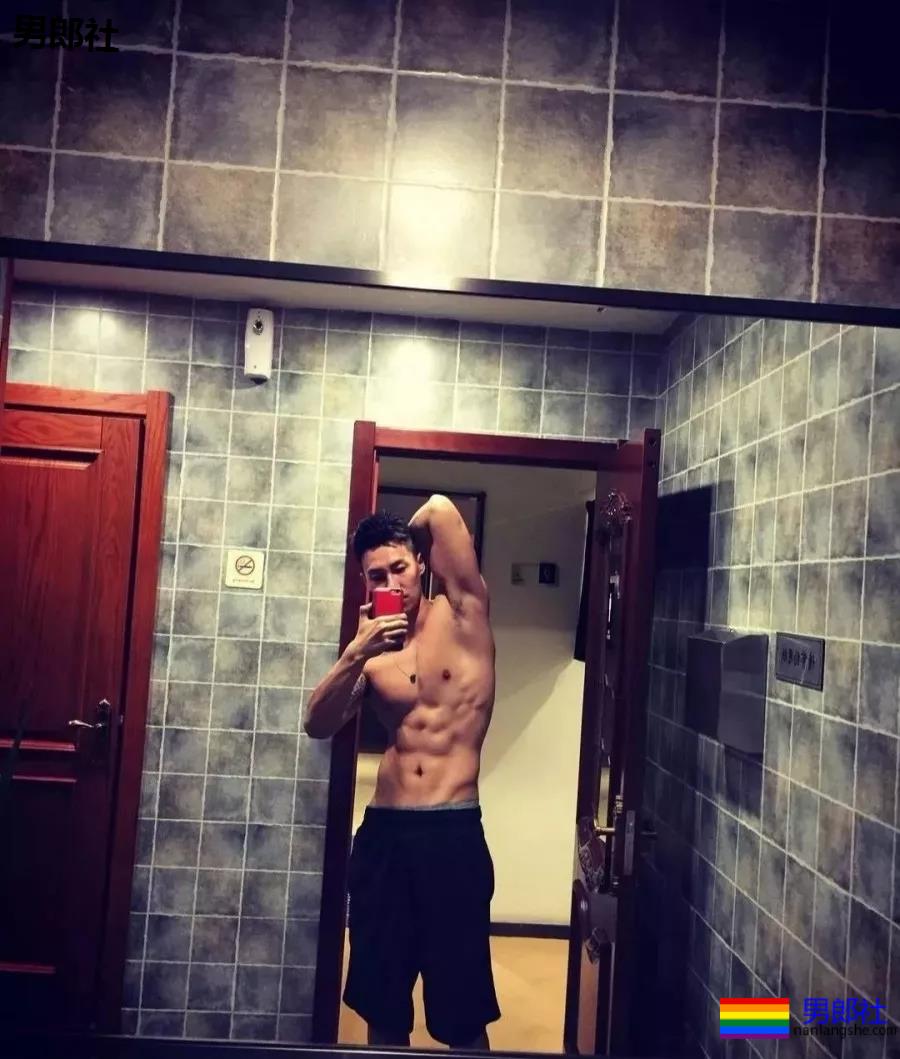 牛奶肌张云龙新剧又脱了！这位185八块腹肌长腿直男，实力更强!! - 51虹马