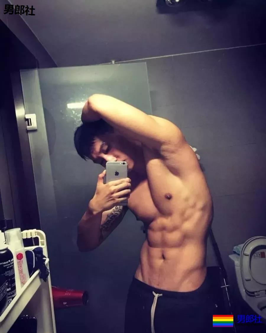 牛奶肌张云龙新剧又脱了！这位185八块腹肌长腿直男，实力更强!! - 51虹马