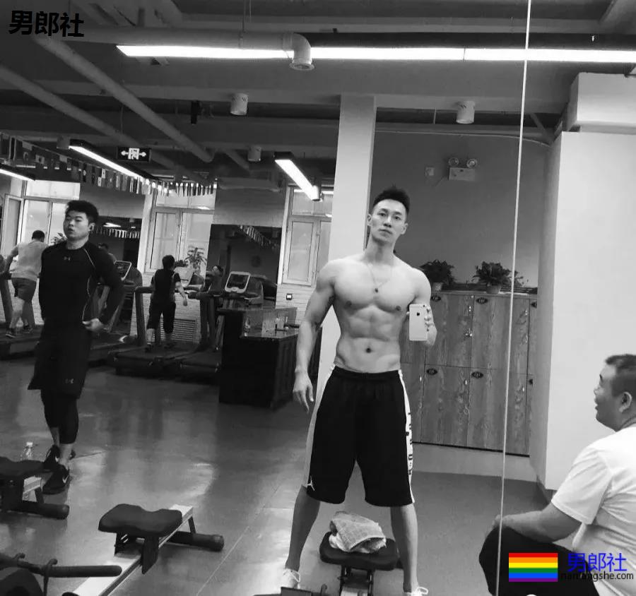 牛奶肌张云龙新剧又脱了！这位185八块腹肌长腿直男，实力更强!! - 51虹马