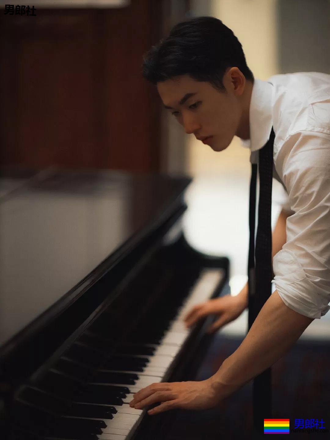 高帅长腿牛奶肌体育生,倒三角翘臀超A腰,INS私照爆出“大”秘密! - 51虹马 高帅长腿牛奶肌体育生,倒三角翘臀超A腰,INS私照爆出“大”秘密! - 51虹马