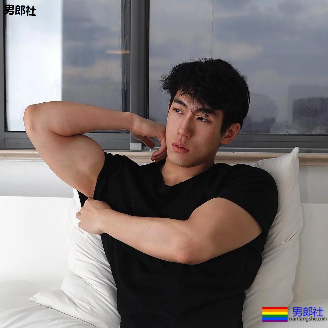 高帅长腿牛奶肌体育生,倒三角翘臀超A腰,INS私照爆出“大”秘密! - 51虹马 高帅长腿牛奶肌体育生,倒三角翘臀超A腰,INS私照爆出“大”秘密! - 51虹马