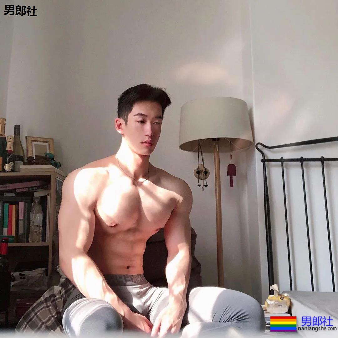 高帅长腿牛奶肌体育生,倒三角翘臀超A腰,INS私照爆出“大”秘密! - 51虹马 高帅长腿牛奶肌体育生,倒三角翘臀超A腰,INS私照爆出“大”秘密! - 51虹马