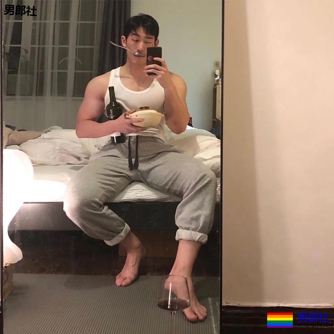 高帅长腿牛奶肌体育生,倒三角翘臀超A腰,INS私照爆出“大”秘密! - 51虹马 高帅长腿牛奶肌体育生,倒三角翘臀超A腰,INS私照爆出“大”秘密! - 51虹马