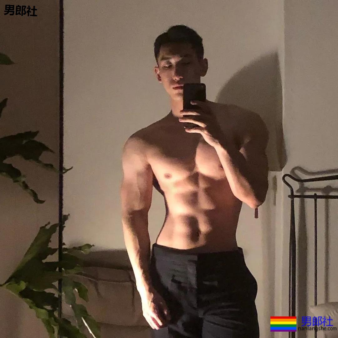 高帅长腿牛奶肌体育生,倒三角翘臀超A腰,INS私照爆出“大”秘密! - 51虹马 高帅长腿牛奶肌体育生,倒三角翘臀超A腰,INS私照爆出“大”秘密! - 51虹马