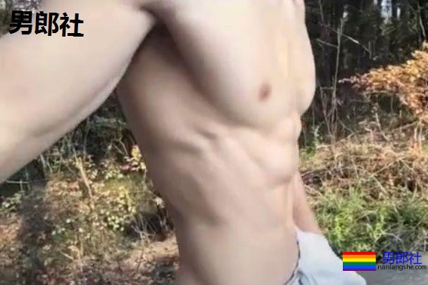 小狼狗基友约我爬山,边爬边脱光玩起了天体 - 51虹马 小狼狗基友约我爬山,边爬边脱光玩起了天体 - 51虹马