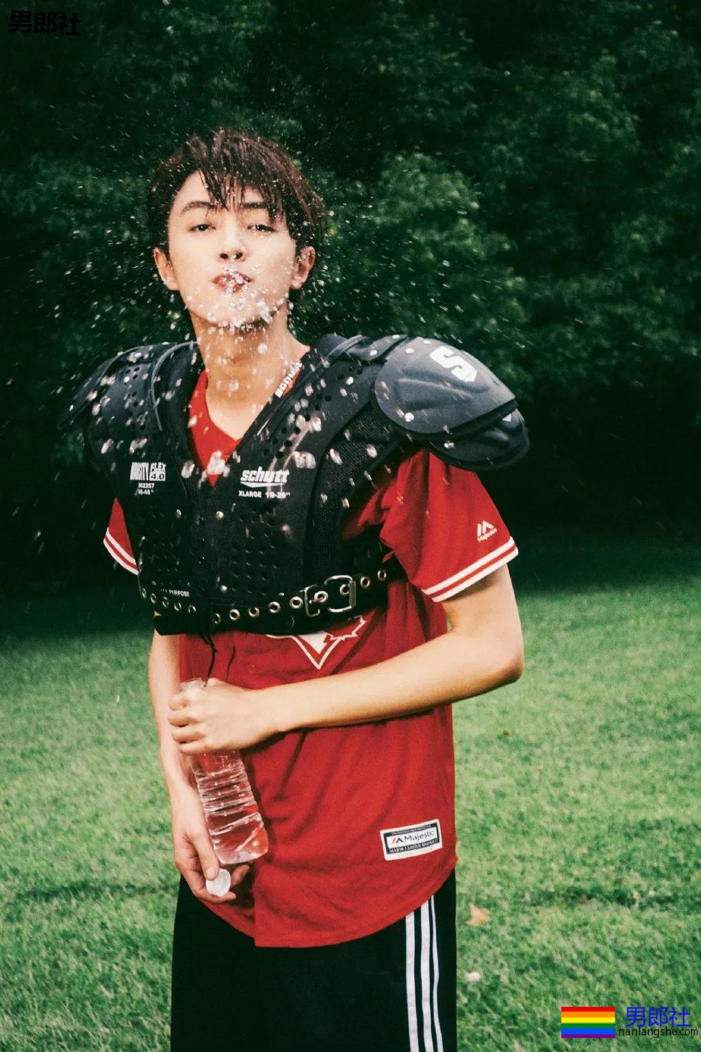 "成化十四年"兄弟共浴秀身材!这个186肌肉天菜曾演过稞戏! - 51虹马 "成化十四年"兄弟共浴秀身材!这个186肌肉天菜曾演过稞戏! - 51虹马