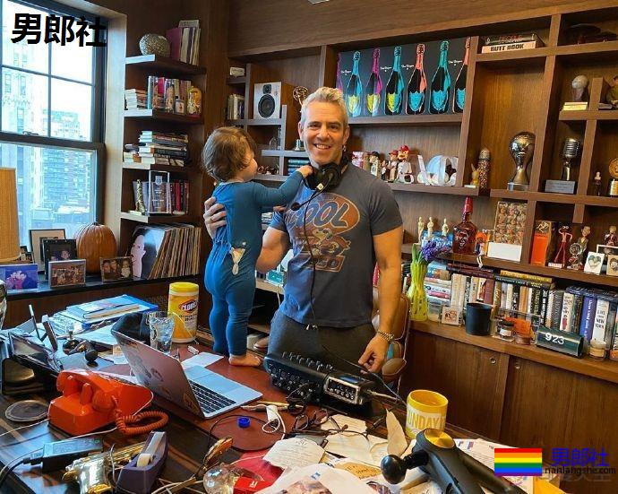 “同志奶爸”安迪·科恩战胜新冠，与儿子团圆 - 51虹马