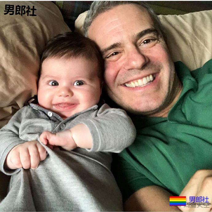 “同志奶爸”安迪·科恩战胜新冠，与儿子团圆 - 51虹马