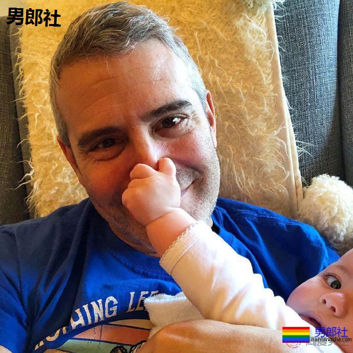 “同志奶爸”安迪·科恩战胜新冠，与儿子团圆 - 51虹马