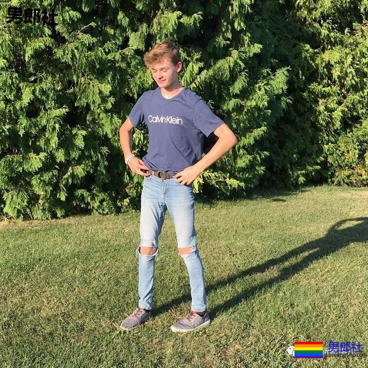 瘦弱男生被同学骂“死玻璃” 怒闪巴掌反击 - 51虹马