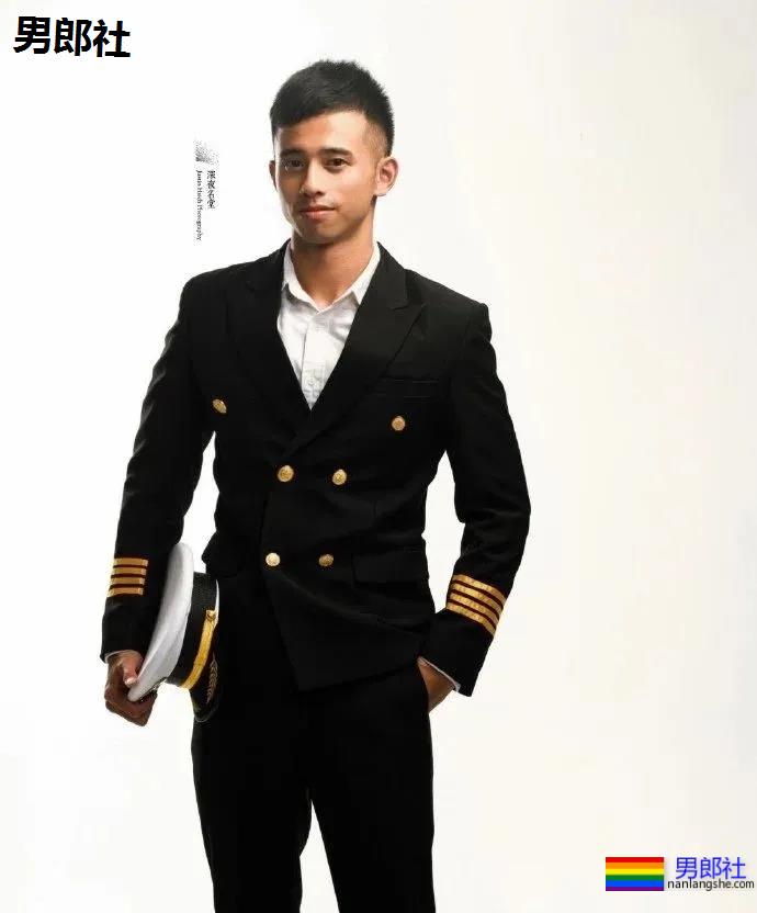 既是帅气的模特，也是英勇的消防员 - 51虹马