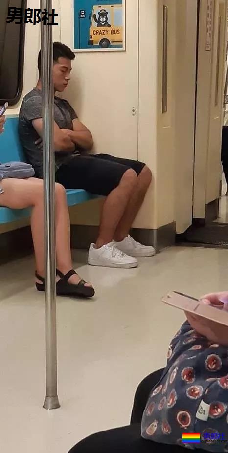 泳池地铁街头正装运动帅哥，让你一次看上头！ - 51虹马