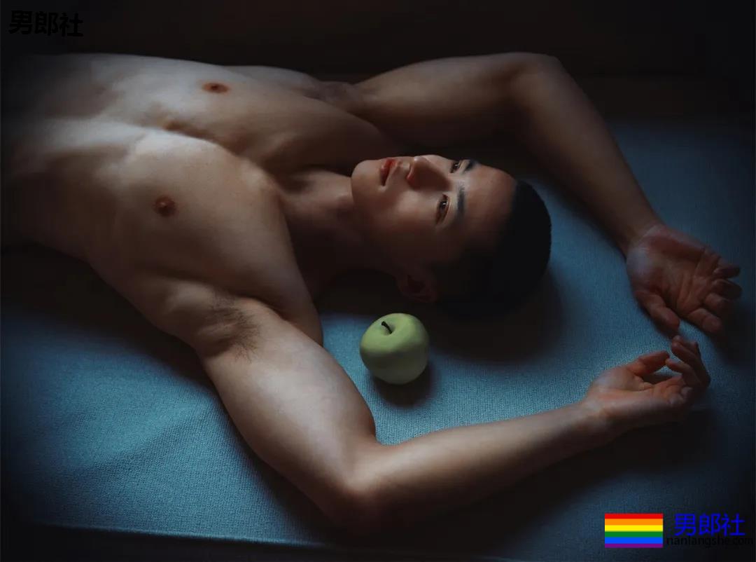 寸头筋肉小奶狗成摄影新宠，巨胸翘屁鼻子挺，我太可了！ - 51虹马