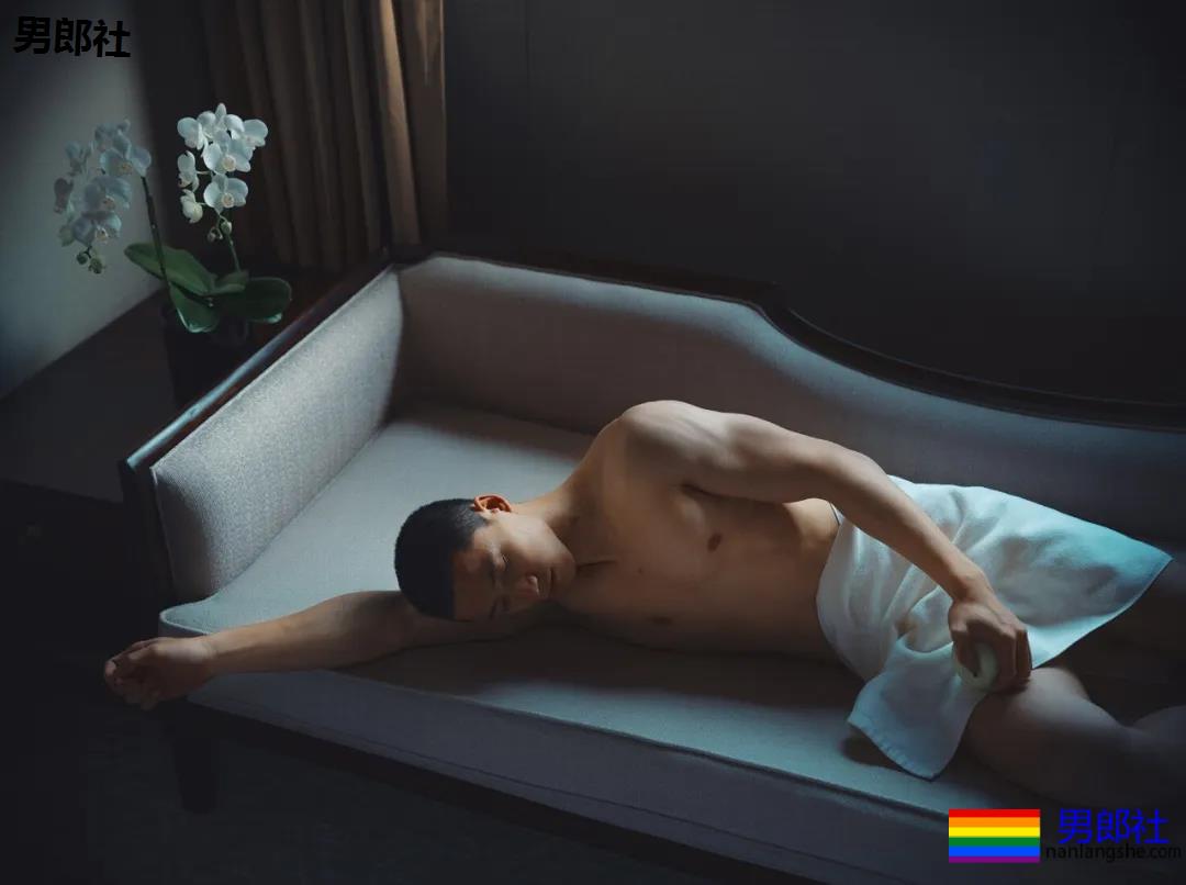 寸头筋肉小奶狗成摄影新宠，巨胸翘屁鼻子挺，我太可了！ - 51虹马