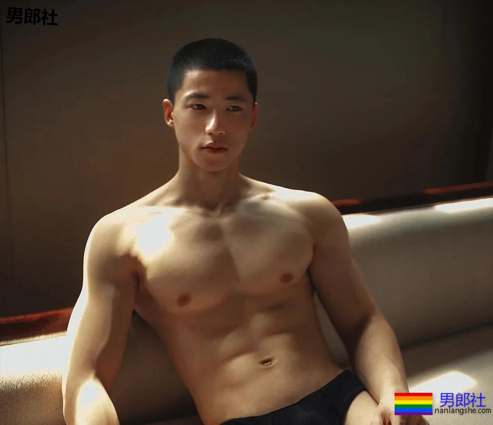 寸头筋肉小奶狗成摄影新宠，巨胸翘屁鼻子挺，我太可了！ - 51虹马