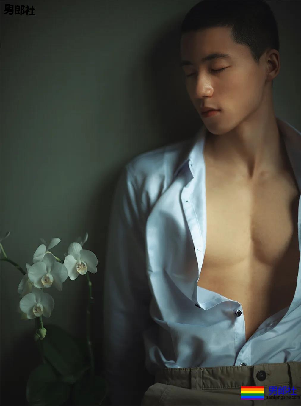 寸头筋肉小奶狗成摄影新宠，巨胸翘屁鼻子挺，我太可了！ - 51虹马