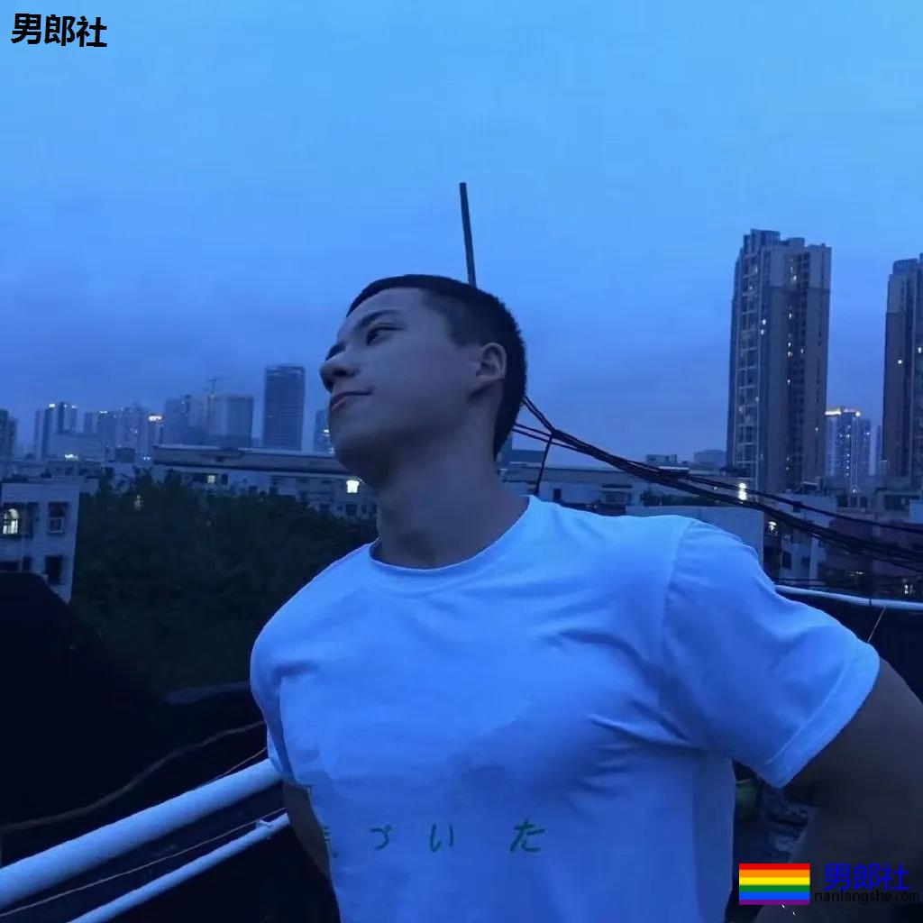 寸头筋肉小奶狗成摄影新宠，巨胸翘屁鼻子挺，我太可了！ - 51虹马