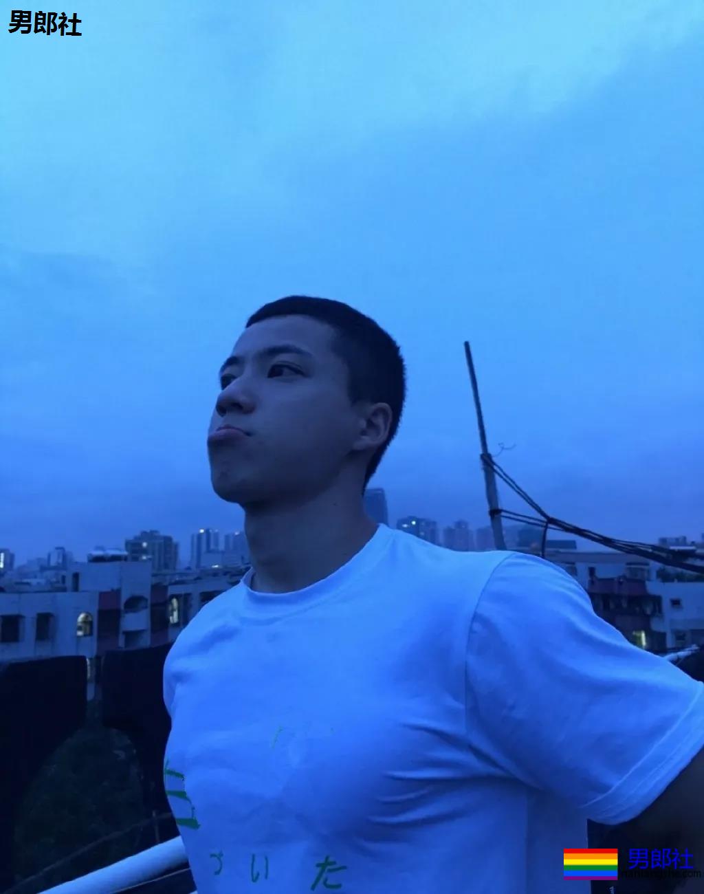 寸头筋肉小奶狗成摄影新宠，巨胸翘屁鼻子挺，我太可了！ - 51虹马