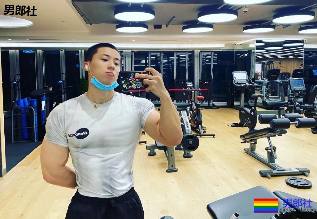 寸头筋肉小奶狗成摄影新宠，巨胸翘屁鼻子挺，我太可了！ - 51虹马