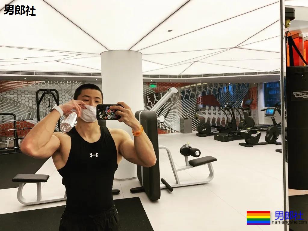 寸头筋肉小奶狗成摄影新宠，巨胸翘屁鼻子挺，我太可了！ - 51虹马