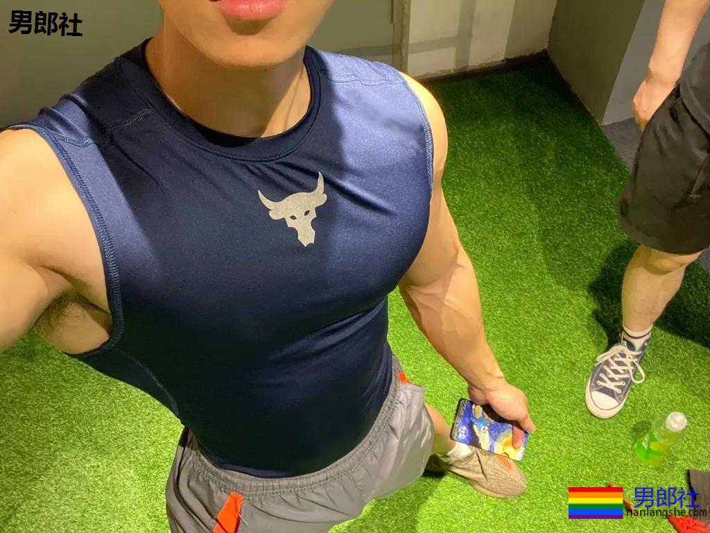 寸头筋肉小奶狗成摄影新宠，巨胸翘屁鼻子挺，我太可了！ - 51虹马