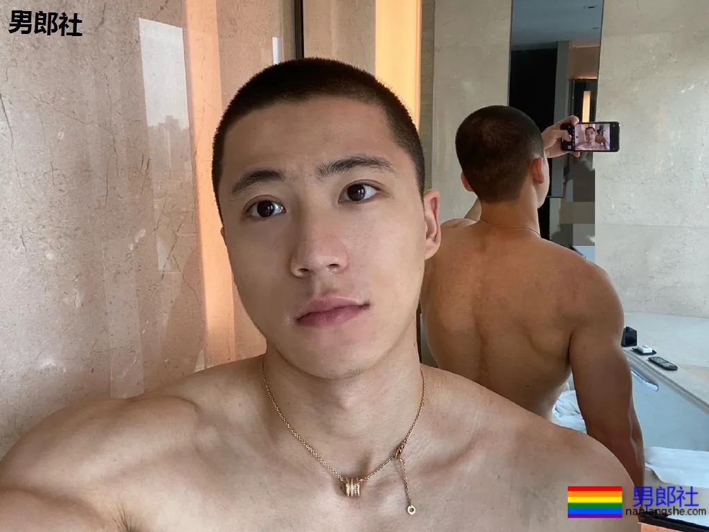 寸头筋肉小奶狗成摄影新宠，巨胸翘屁鼻子挺，我太可了！ - 51虹马