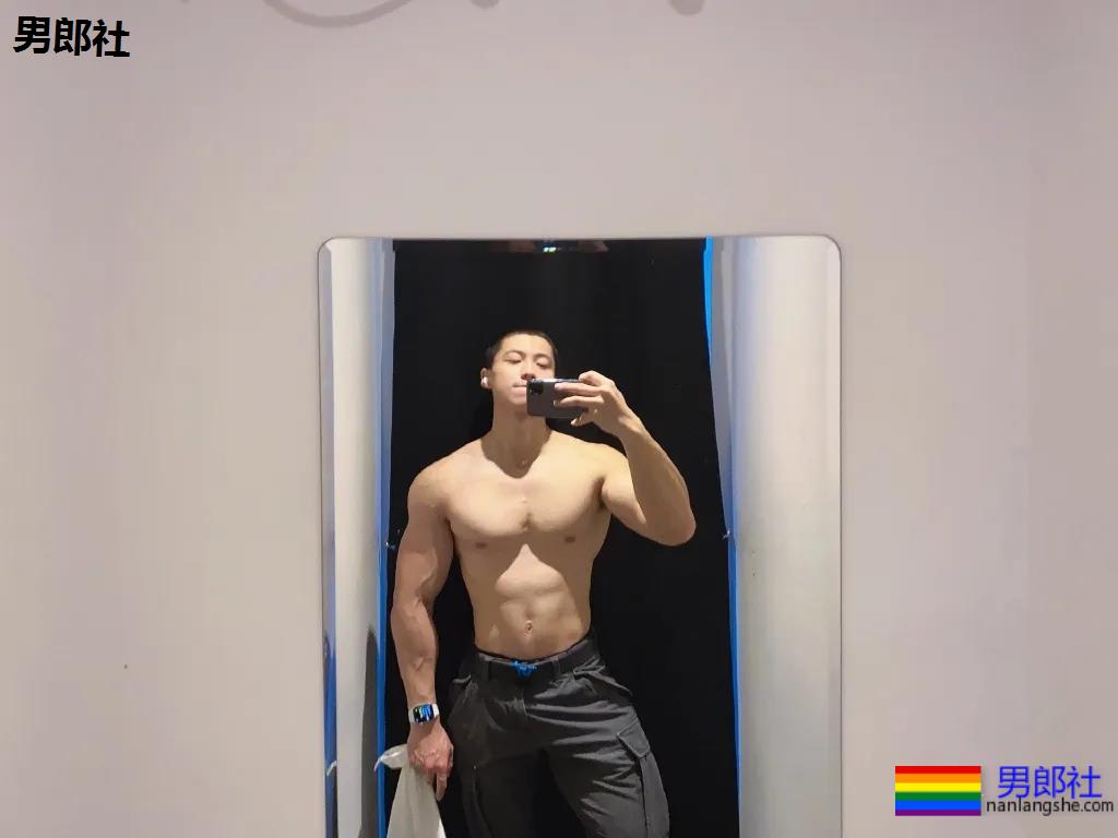 寸头筋肉小奶狗成摄影新宠，巨胸翘屁鼻子挺，我太可了！ - 51虹马