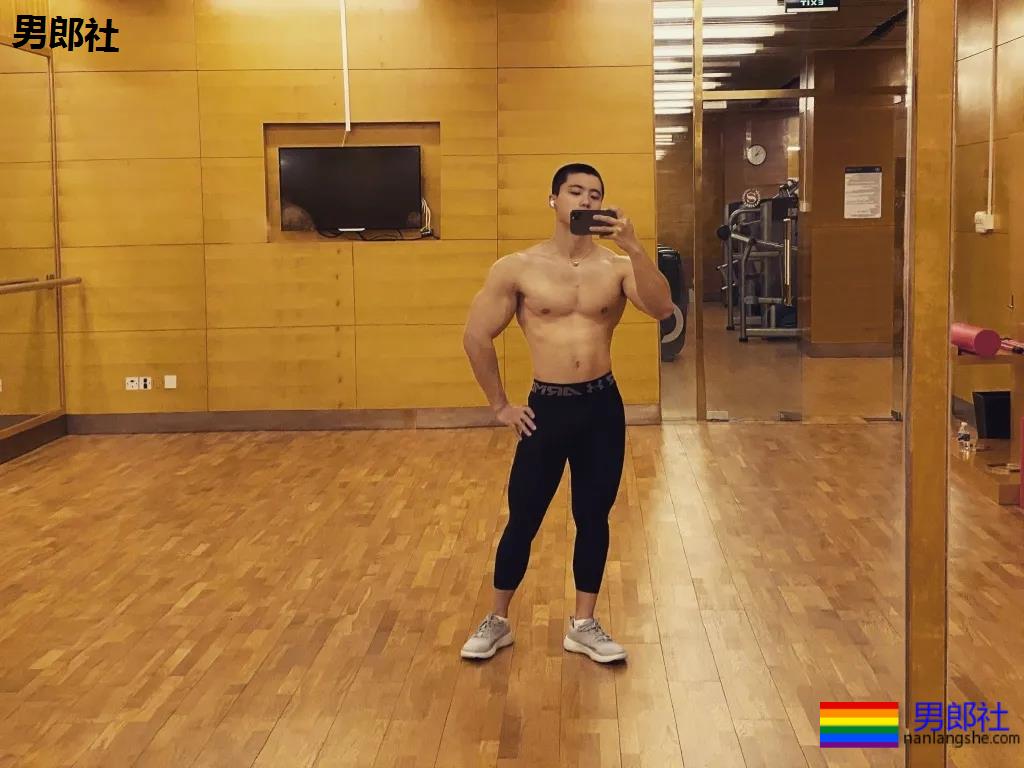 寸头筋肉小奶狗成摄影新宠，巨胸翘屁鼻子挺，我太可了！ - 51虹马