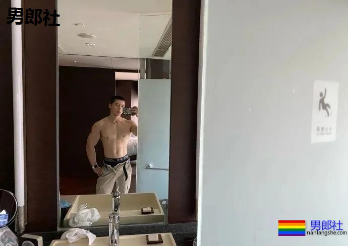 寸头筋肉小奶狗成摄影新宠，巨胸翘屁鼻子挺，我太可了！ - 51虹马