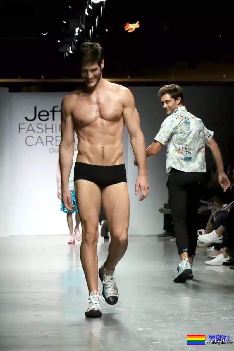 这肉体有多Sexy？连走秀的男模都忍不住要回头看！ - 51虹马