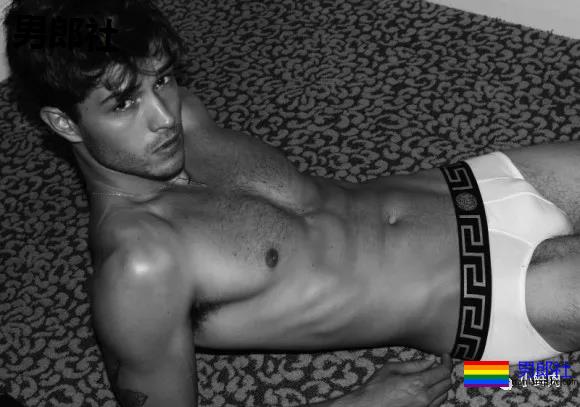 这肉体有多Sexy？连走秀的男模都忍不住要回头看！ - 51虹马