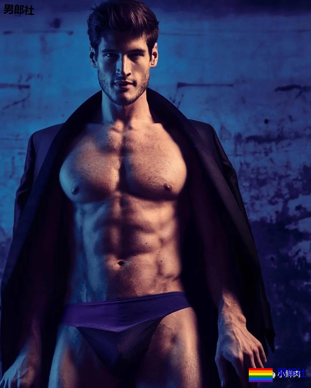 这肉体有多Sexy？连走秀的男模都忍不住要回头看！ - 51虹马