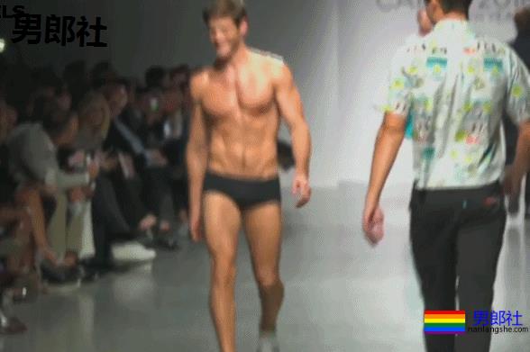 这肉体有多Sexy？连走秀的男模都忍不住要回头看！ - 51虹马
