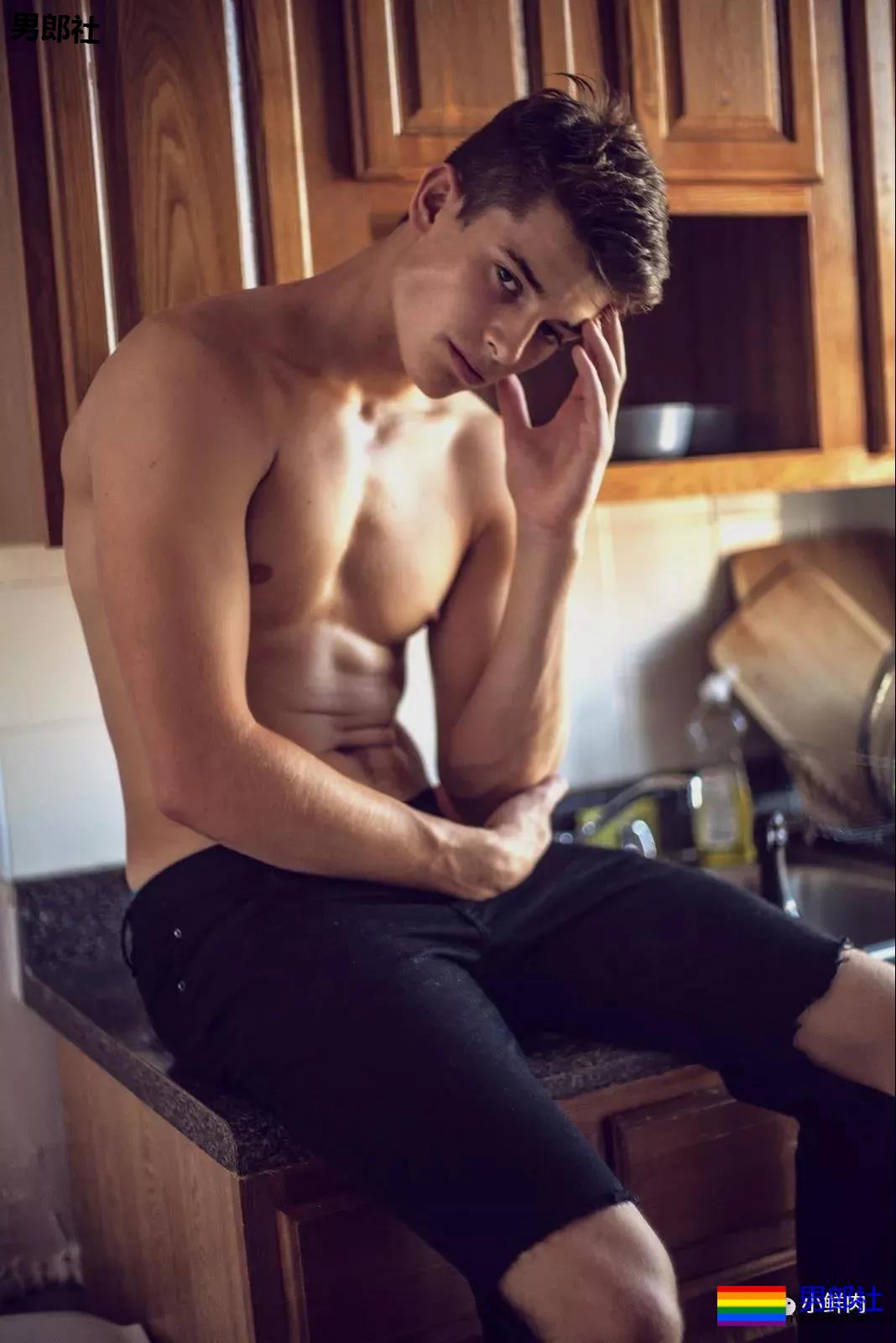 这肉体有多Sexy？连走秀的男模都忍不住要回头看！ - 51虹马